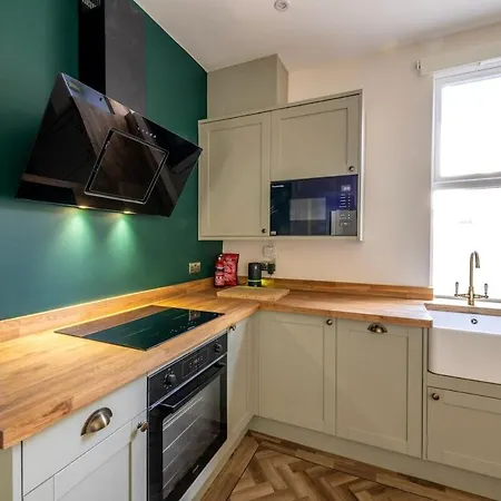 Newly Refurbished Chandos Gardens By Prescott Apartments Apartment