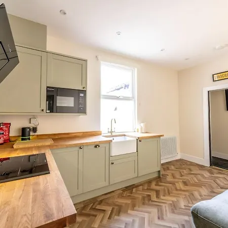 Newly Refurbished Chandos Gardens By Prescott Apartment *