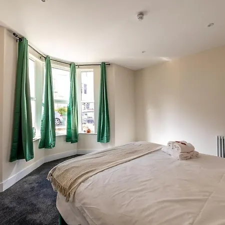 Newly Renovated Chandos Gardens By Prescott Apartments *