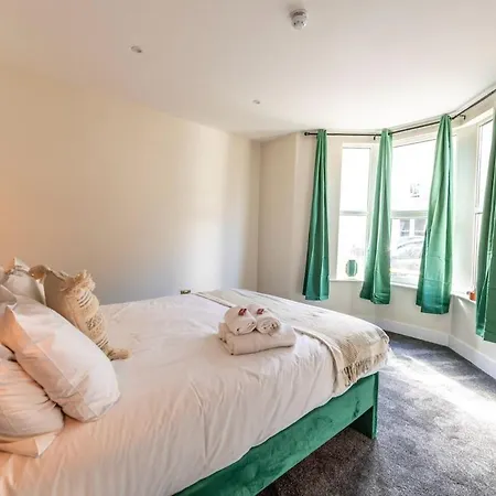 Newly Refurbished Chandos Gardens By Prescott * Bristol