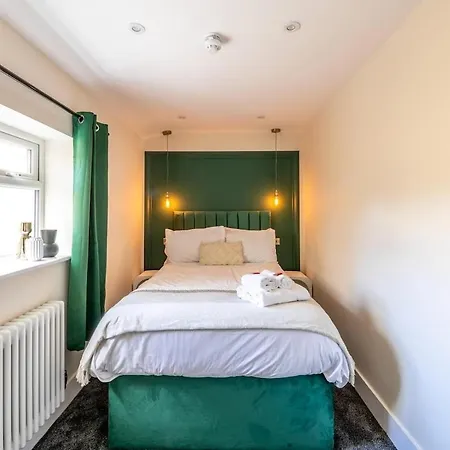 Newly Renovated Chandos Gardens By Prescott Apartments