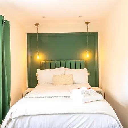 Апартаменты Newly Renovated Chandos Gardens By Prescott Apartments *