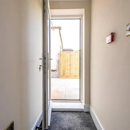 Newly Renovated Chandos Gardens By Prescott Apartments * Бристоль