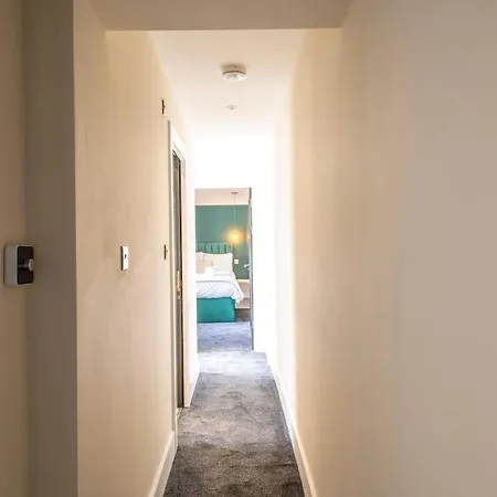 Апартаменты Newly Renovated Chandos Gardens By Prescott Apartments