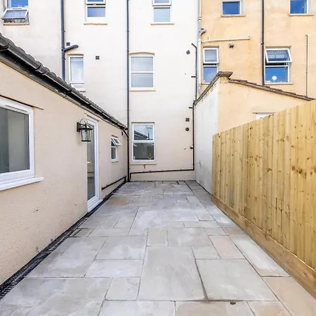 Newly Refurbished Chandos Gardens By Prescott
