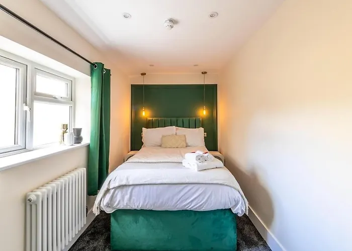 Newly Renovated Chandos Gardens By Prescott Apartments