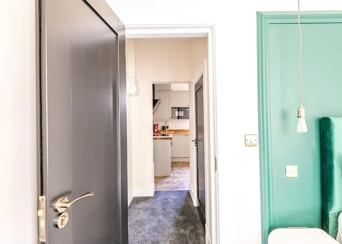 Newly Renovated Chandos Gardens By Prescott Apartments Apartment *