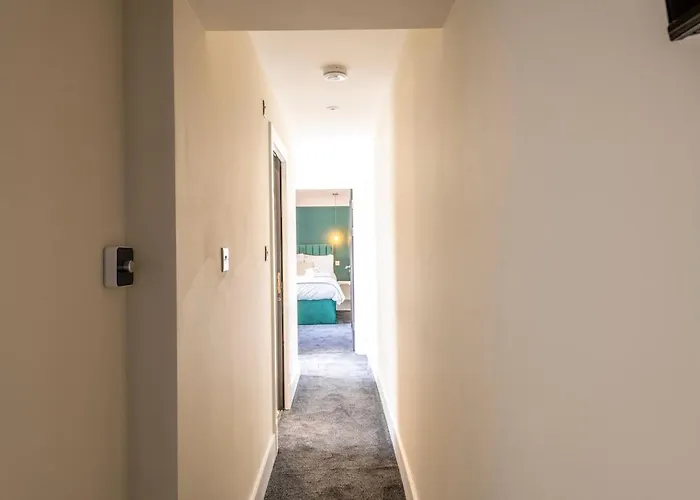 Apartment Newly Renovated Chandos Gardens By Prescott Apartments