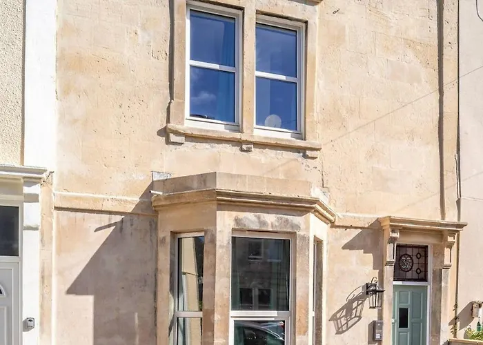 Newly Renovated Chandos Gardens By Prescott Apartments