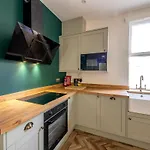 Newly Renovated Chandos Gardens By Prescott Апартаменты