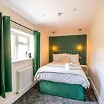 Newly Renovated Chandos Gardens By Prescott Апартаменты