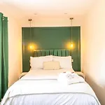 Апартаменты Newly Renovated Chandos Gardens By Prescott *