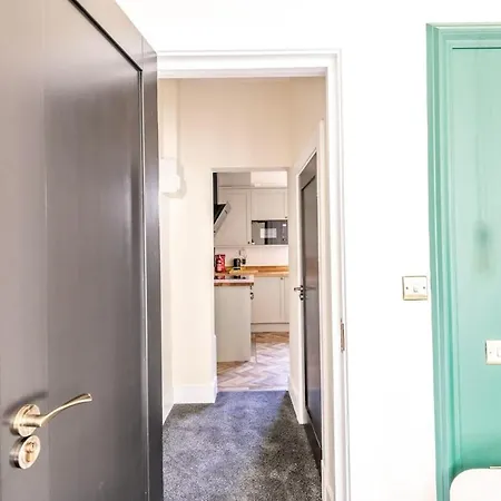 Newly Renovated Chandos Gardens By Prescott Apartments דירה *