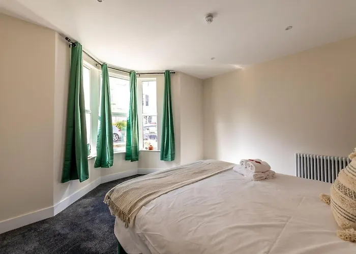 Newly Renovated Chandos Gardens By Prescott Apartments *