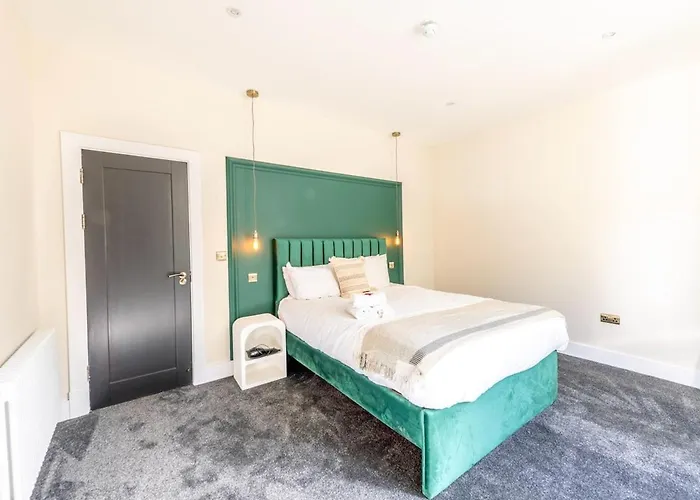 Newly Renovated Chandos Gardens By Prescott Apartments