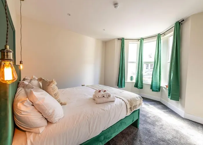 Newly Renovated Chandos Gardens By Prescott Apartments * Bristol