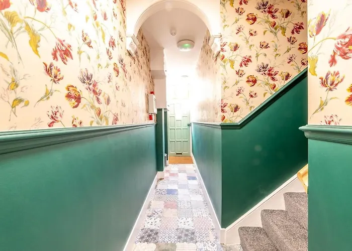 Newly Renovated Chandos Gardens By Prescott Apartments *