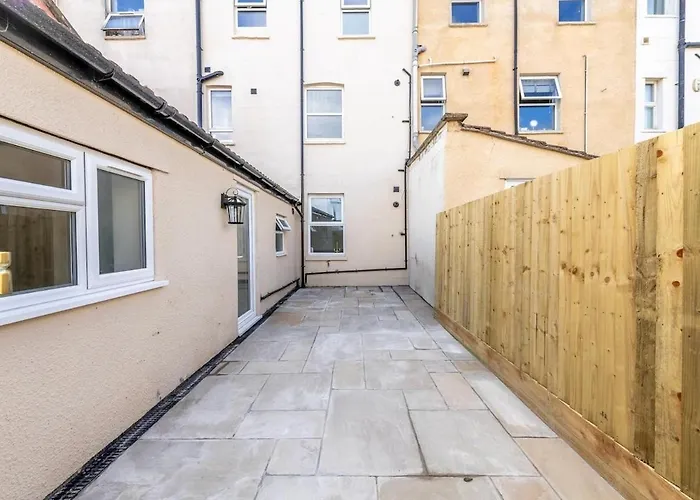 Newly Renovated Chandos Gardens By Prescott Apartments